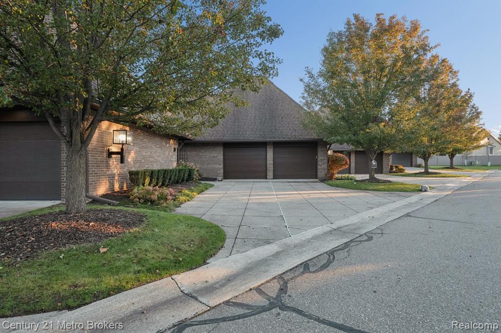 9095 South Saginaw Road, Unit 23 Grand Blanc, MI 48439 - Photo 2 of 54