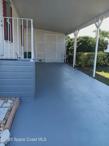 a view of front of a house with a yard