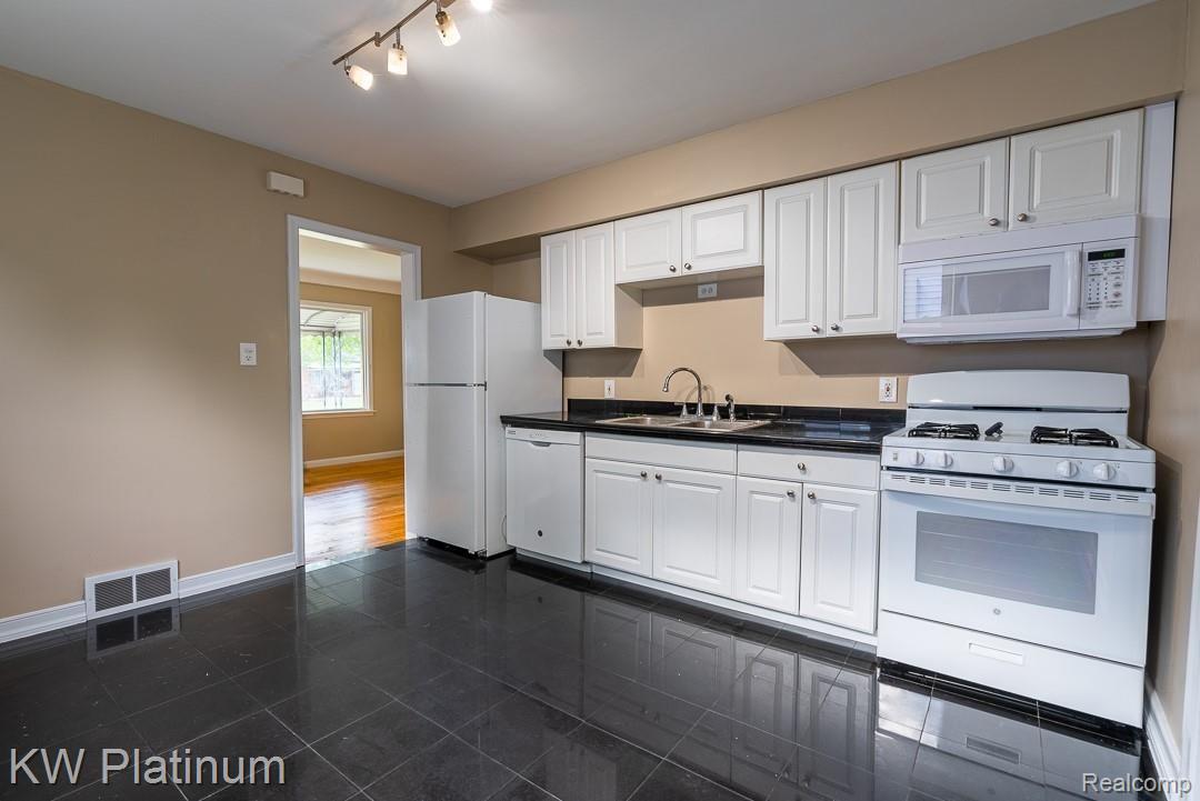 8428 Helen Street Center Line, MI 48015 - Photo 8 of 25 8428 Helen-13.jpg