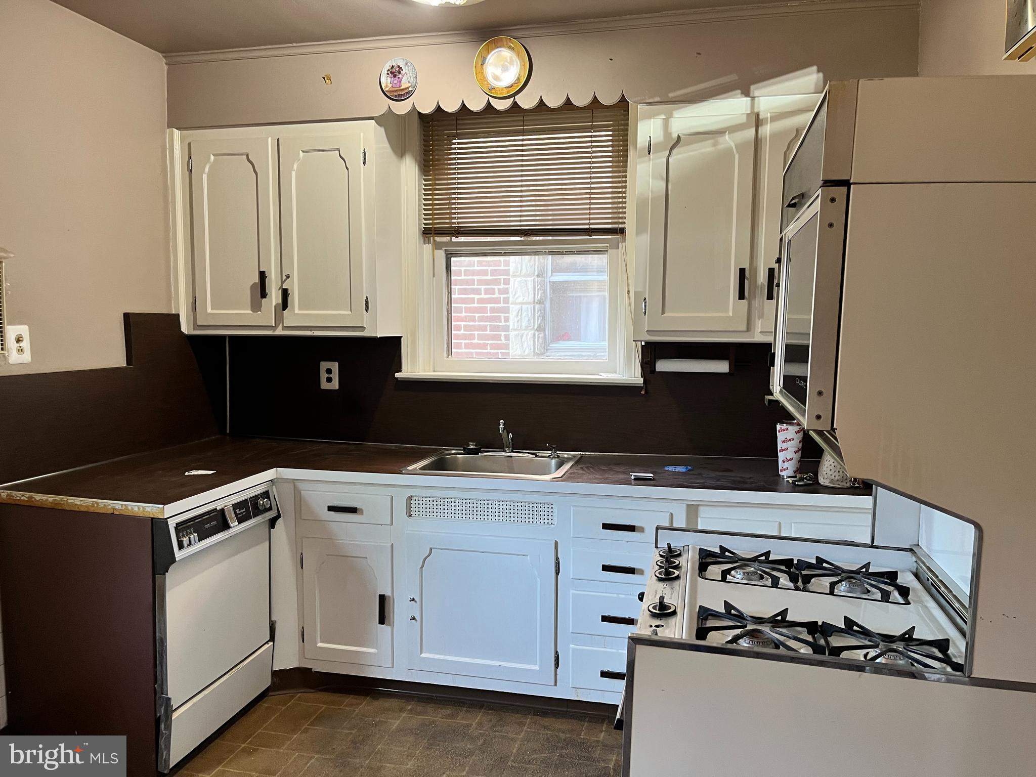 6930 Large Street Philadelphia, PA 19149 - Photo 8 of 22 Eat-in Kitchen