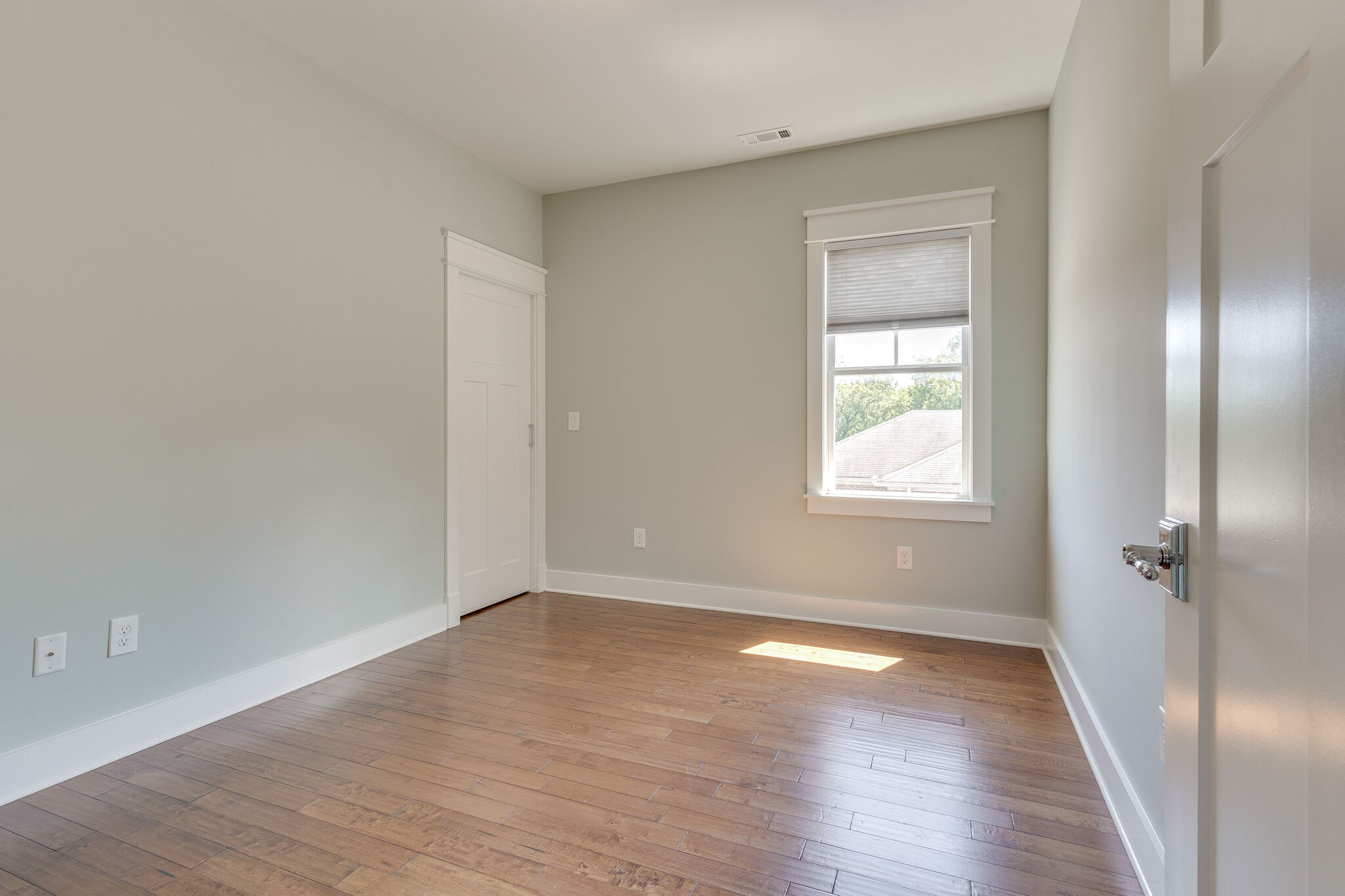1711 Ridley Boulevard Nashville, TN 37203 - Photo 18 of 49 an empty room with wooden floor and a window