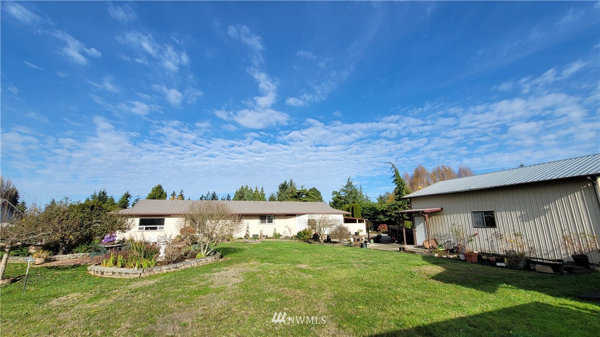 171 Mantle Road Sequim, WA 98382 - Photo 24 of 34 a backyard of a house with table and chairs