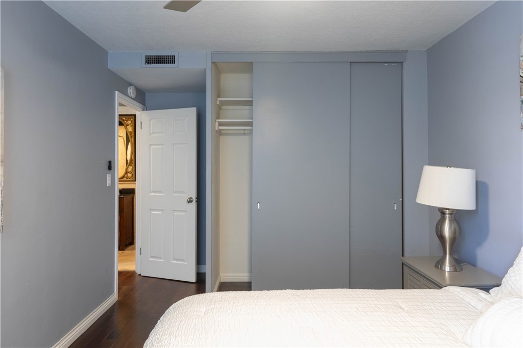 100 Atlantic Avenue, Unit 902 Long Beach, CA 90802 - Photo 20 of 28 a bedroom with a bed and a lamp