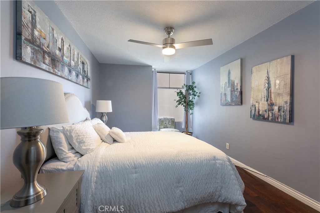 100 Atlantic Avenue, Unit 902 Long Beach, CA 90802 - Photo 21 of 28 a bedroom with a large bed and a chandelier