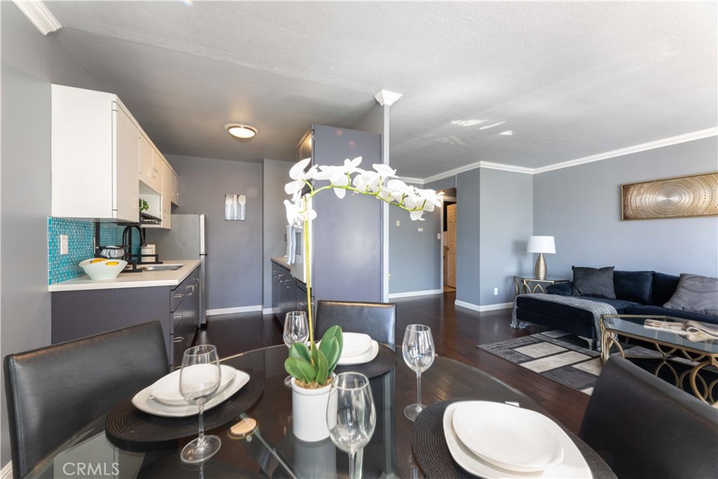 100 Atlantic Avenue, Unit 902 Long Beach, CA 90802 - Photo 8 of 28 a dining room with furniture a chandelier and kitchen view