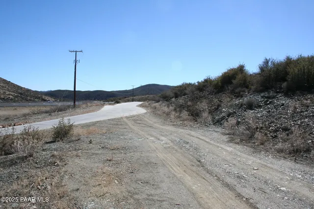 a view of a dry field