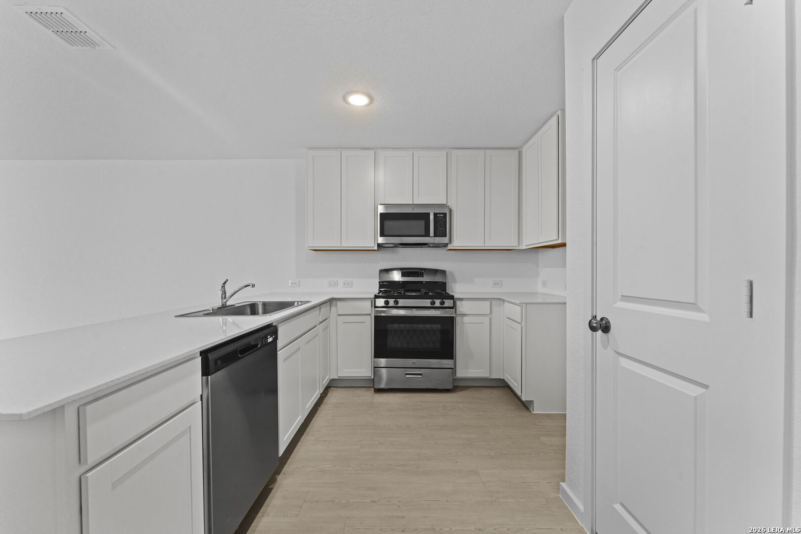 2060 Powell Place Converse, TX 78109 - Photo 14 of 25