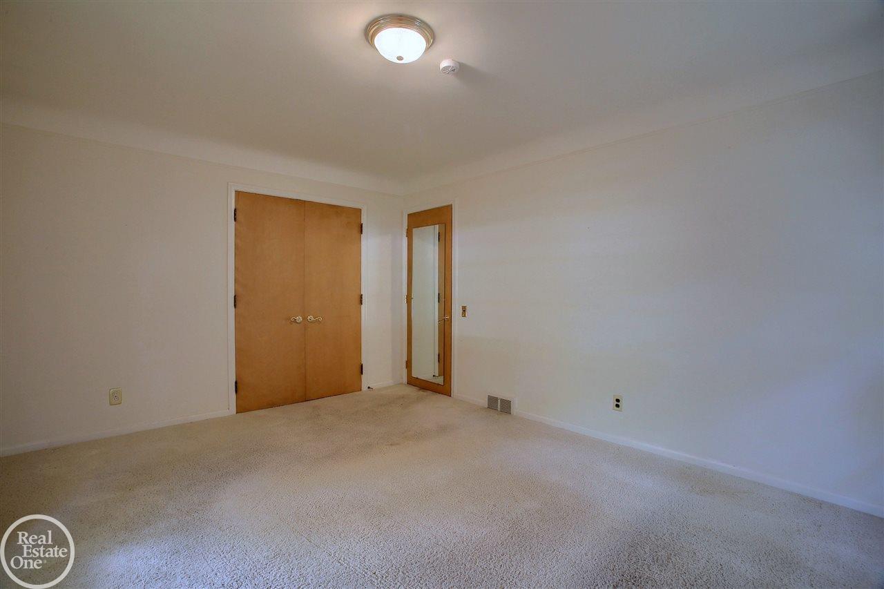 1680 Oxford Road Grosse Pointe, MI 48236 - Photo 15 of 30 50016375-14.JPG