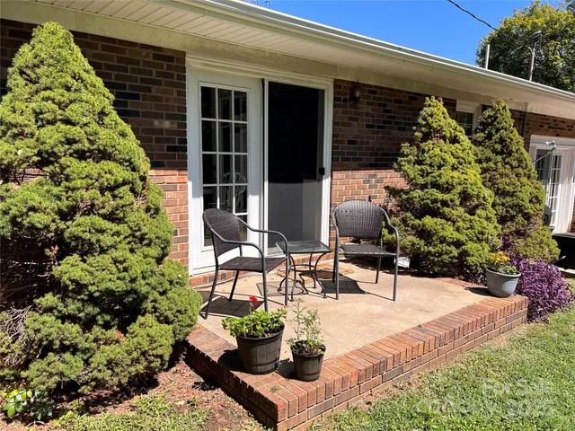 a bench is sitting in front of a building