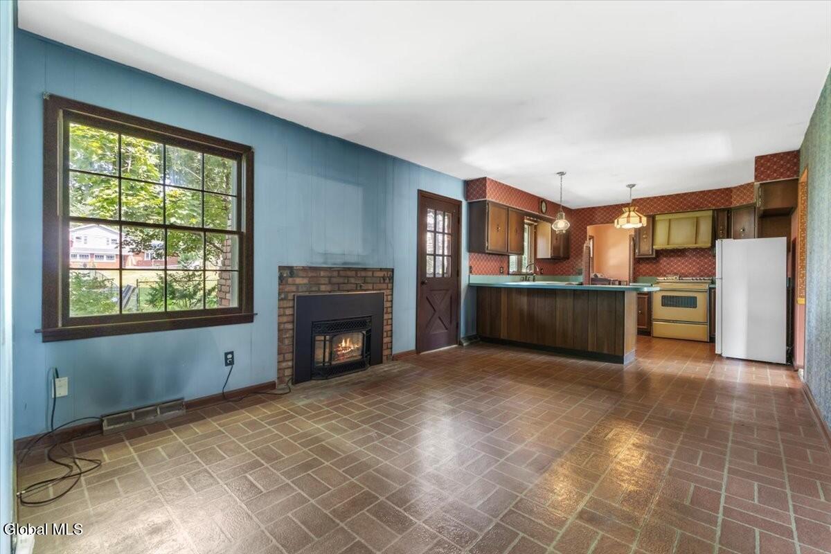 66 Pheasant Ridge Drive Colonie, NY 12211 - Photo 14 of 30 Family Room to Kitchen