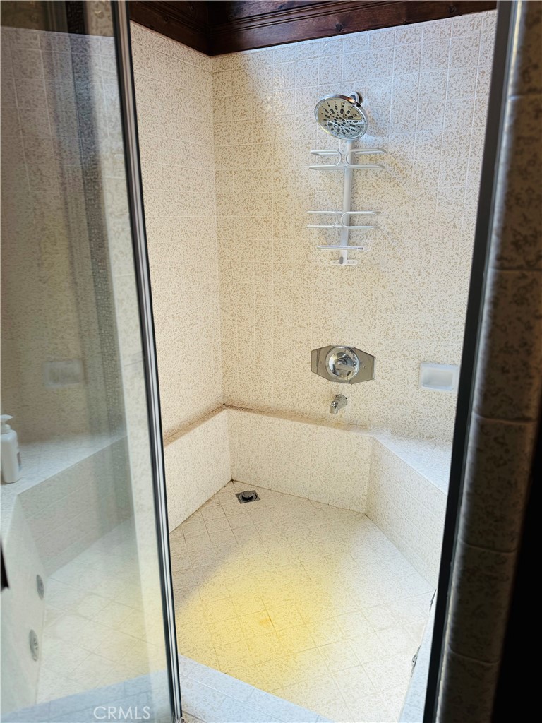 87 Rivo Alto Canal Long Beach, CA 90803 - Photo 14 of 34 a bathroom with a shower