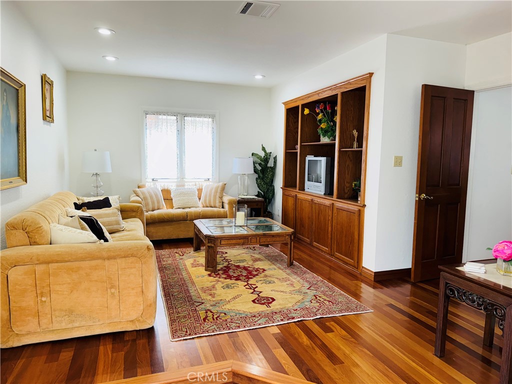 87 Rivo Alto Canal Long Beach, CA 90803 - Photo 16 of 34 a living room with furniture and a window
