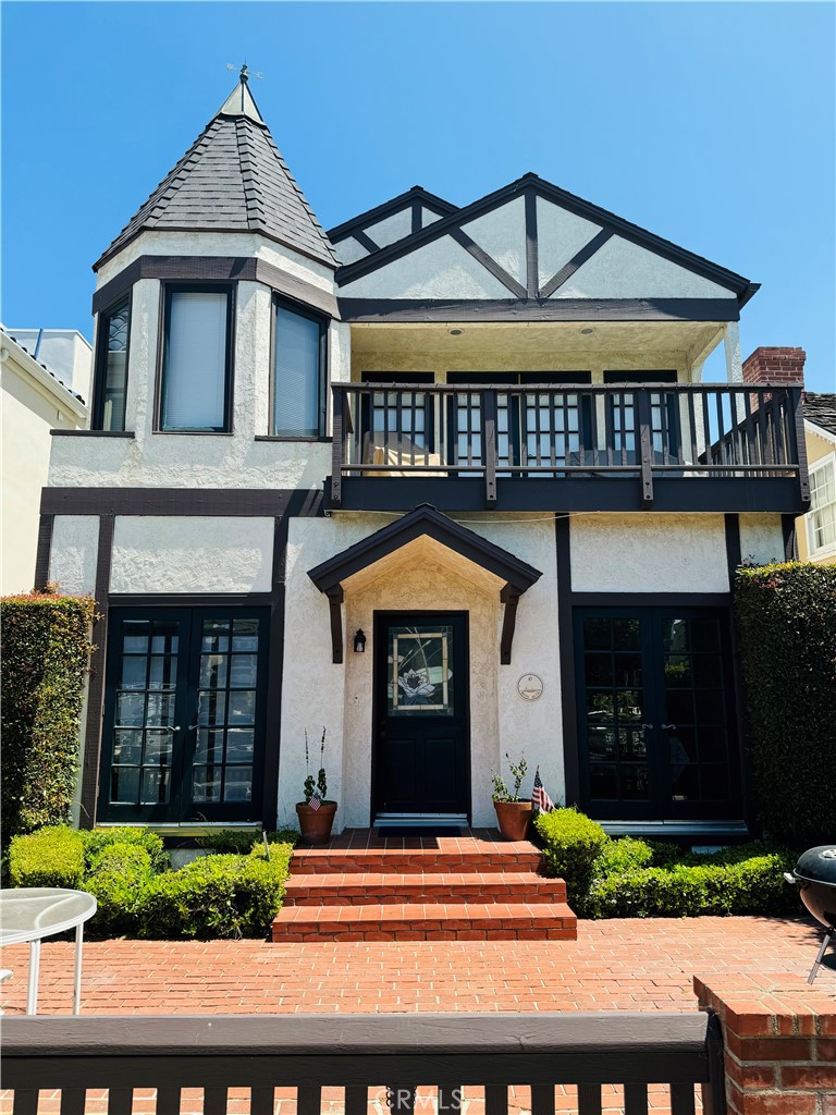 87 Rivo Alto Canal Long Beach, CA 90803 - Photo 2 of 34 a front view of a house with garden