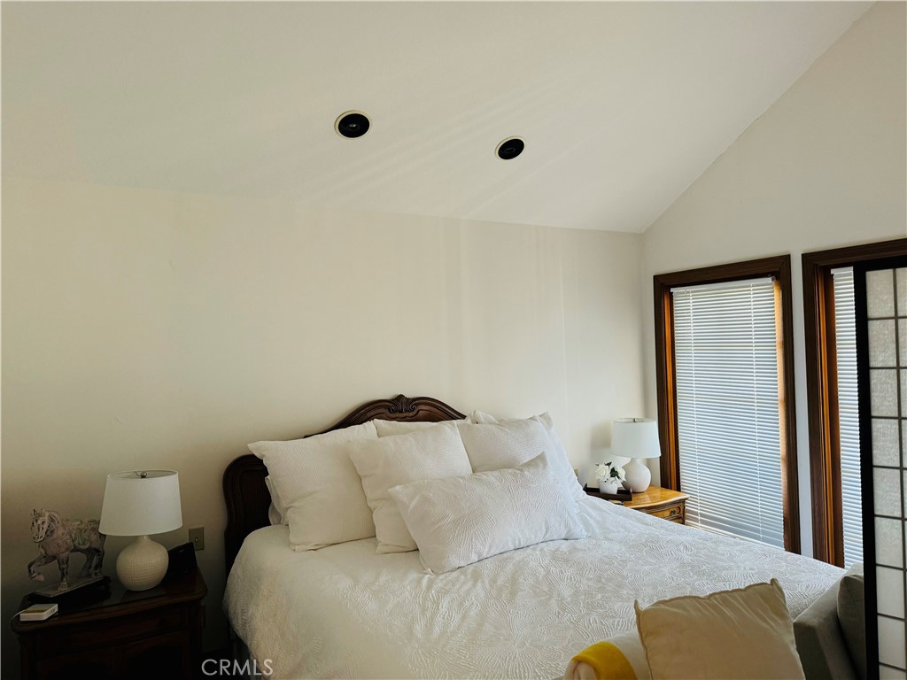 87 Rivo Alto Canal Long Beach, CA 90803 - Photo 23 of 34 a bedroom with a bed and a window