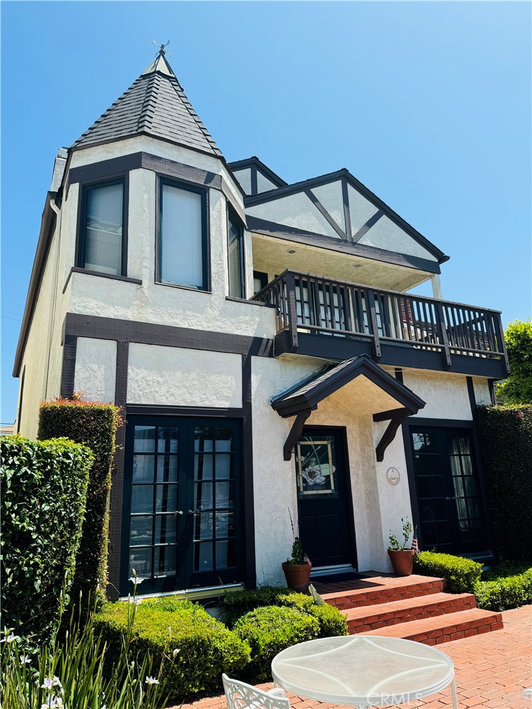87 Rivo Alto Canal Long Beach, CA 90803 - Photo 34 of 34 a front view of a house