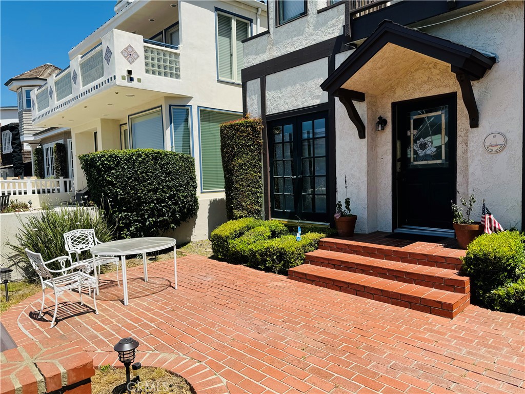 87 Rivo Alto Canal Long Beach, CA 90803 - Photo 4 of 34 a front view of a house and outdoor space
