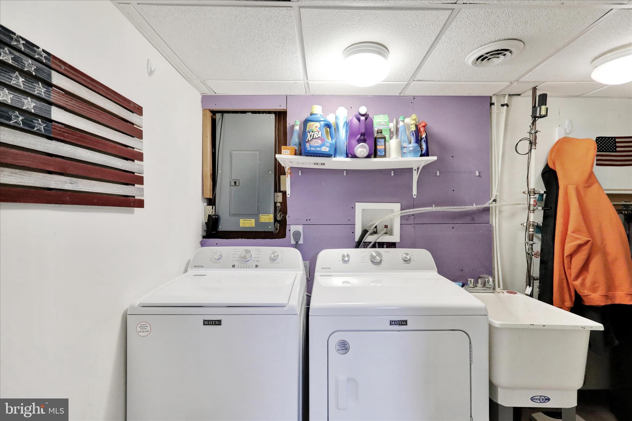59 Winchester Court Reading, PA 19606 - Photo 28 of 39 a utility room with dryer and washer