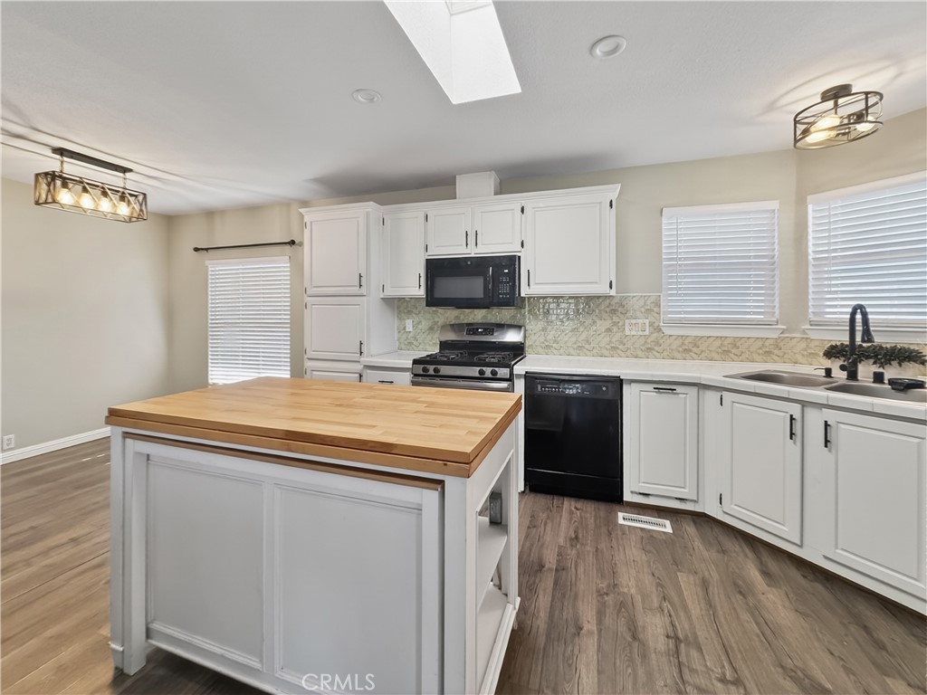 220 South Elk, Unit 75 Hemet, CA 92543 - Photo 14 of 14 a kitchen with granite countertop a sink and a stove top oven