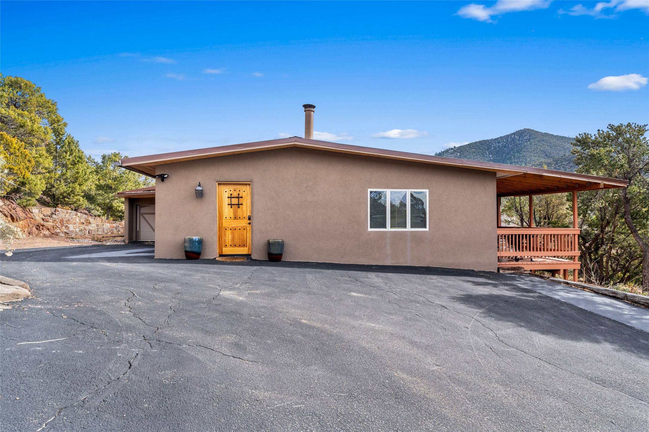 1661 Cerro Gordo Road, Unit E Santa Fe, NM 87501 - Photo 45 of 50 Parking area, casita entrance