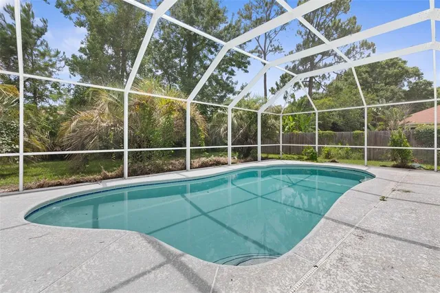 a view of a backyard