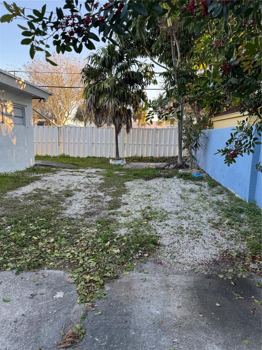 1822 Cleveland Street, Unit 3 Hollywood, FL 33020 - Photo 14 of 35 a backyard of a house