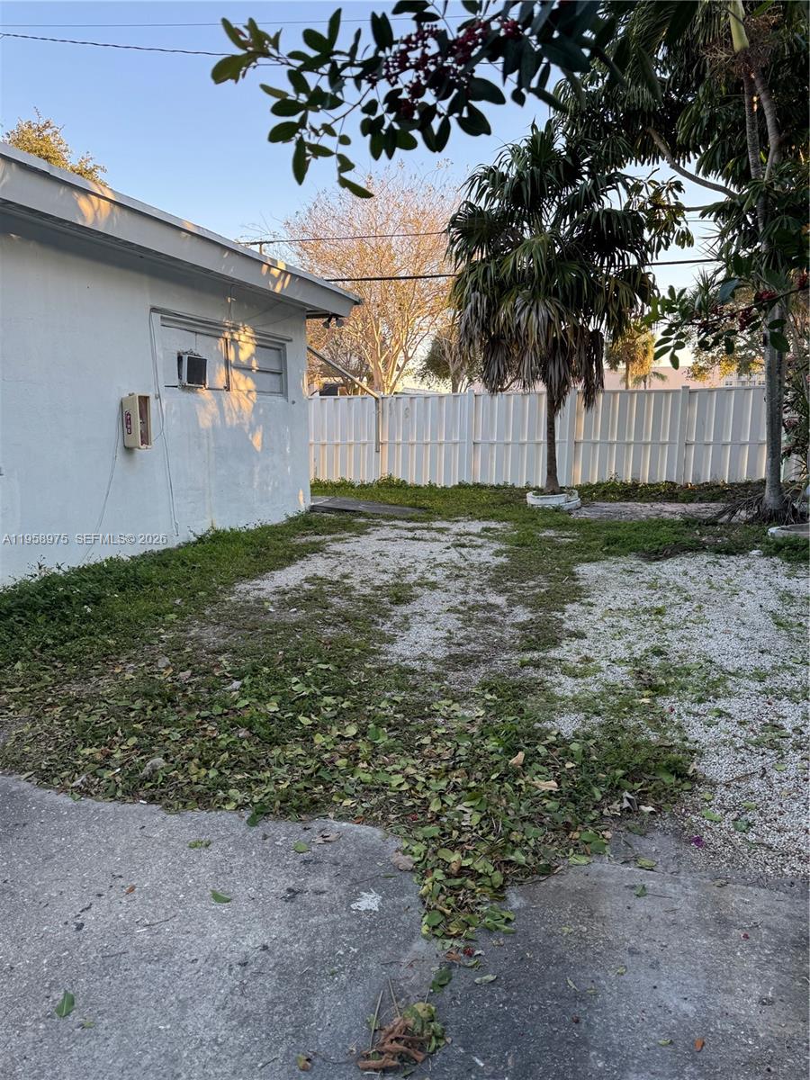1822 Cleveland Street, Unit 3 Hollywood, FL 33020 - Photo 15 of 35 a backyard of a house