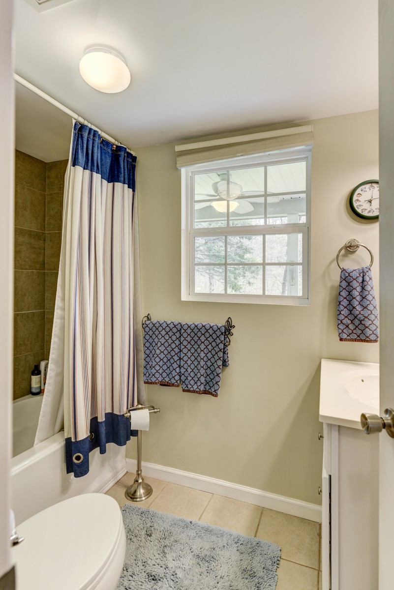 8565 South Tatum Creek Road Lyles, TN 37098 - Photo 30 of 31 a bathroom with a toilet sink and tub