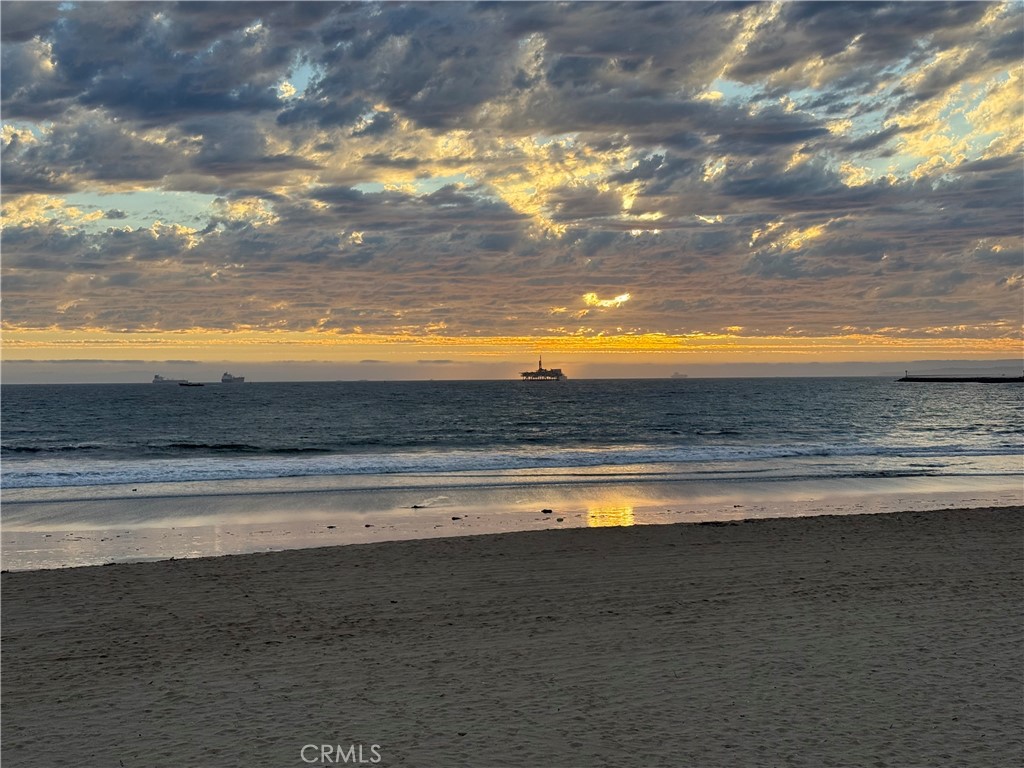 87 A Surfside Avenue Surfside, CA 90743 - Photo 2 of 14 a view of an ocean