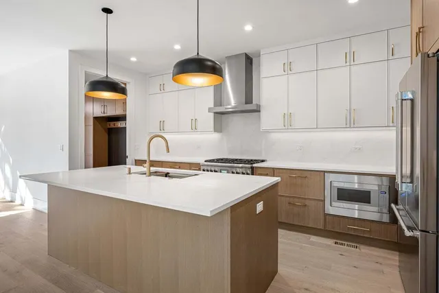 $1,549,000 | 2422 Grant Street, Evanston, IL 60201