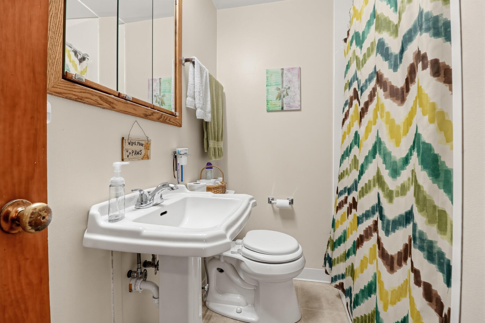 2515 Dombrowski Boulevard Racine, WI 53405 - Photo 14 of 22 25_2515_Dombrowski_Blvd-Bathroom-6691
