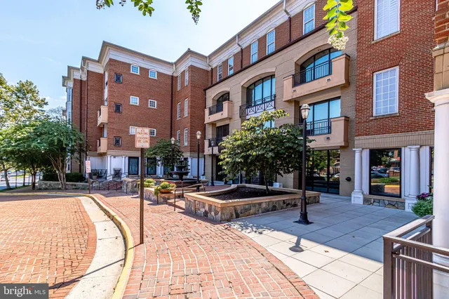 $2,400 | 10328 Sager Avenue, Unit 101, Fairfax, VA 22030