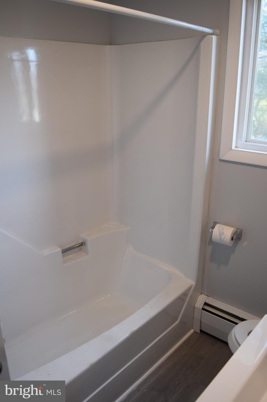 901 Laurel Street, Unit 1 Lebanon, PA 17046 - Photo 7 of 9 a bathroom with a bathtub