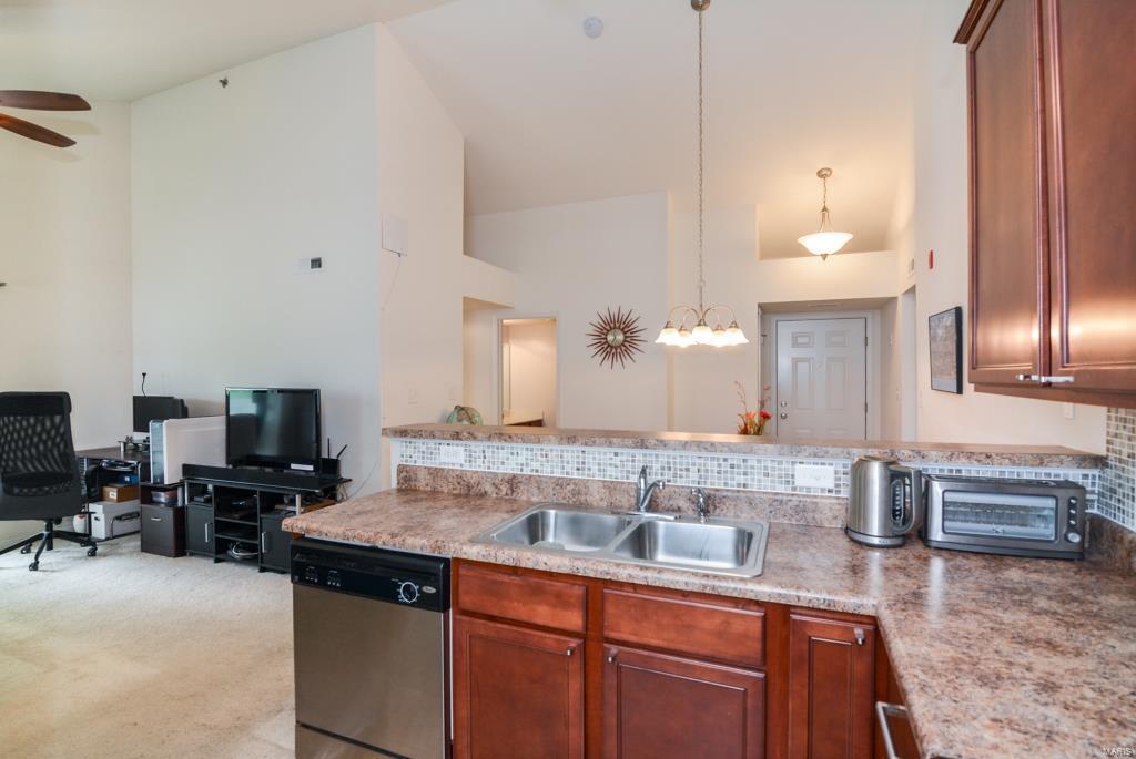 9723 Crayford Road, Unit F St. Louis, MO 63123 - Photo 5 of 15 Gallery Image 5