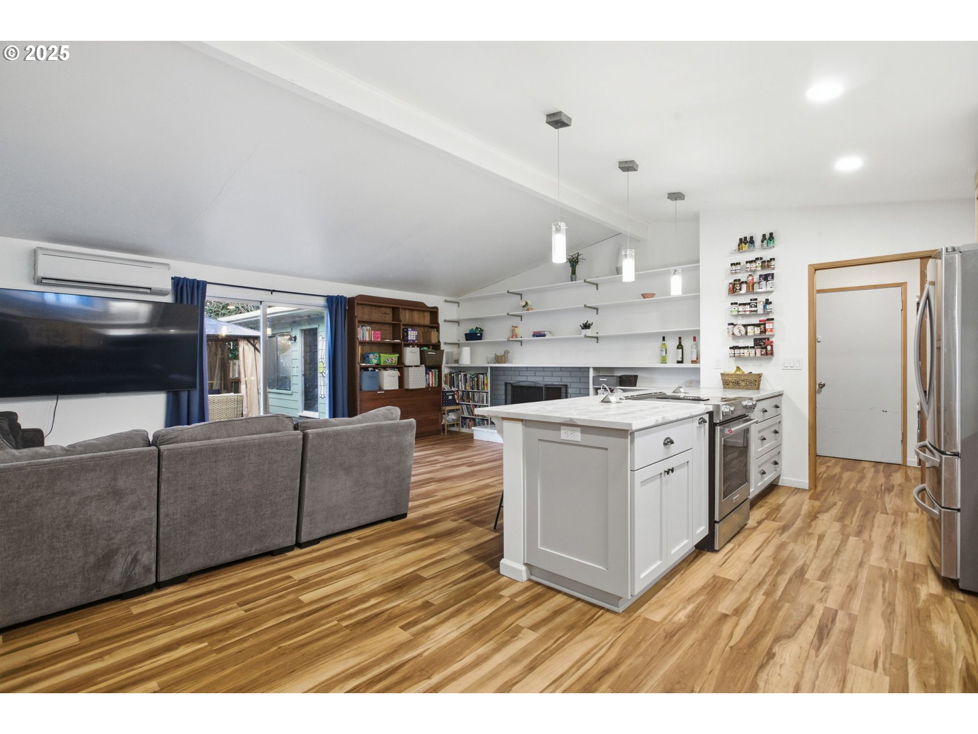 1487 Barton Street Eugene, OR 97404 - Photo 4 of 43