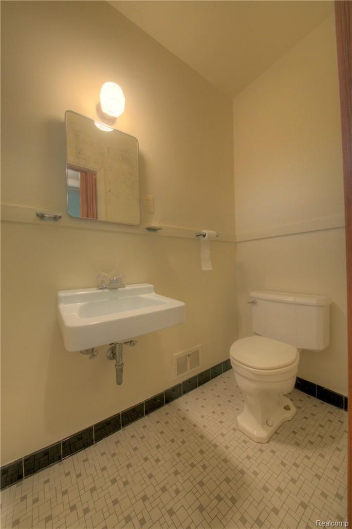 9722 Farmington Road Livonia, MI 48150 - Photo 12 of 33 11 Half Bath.jpg
