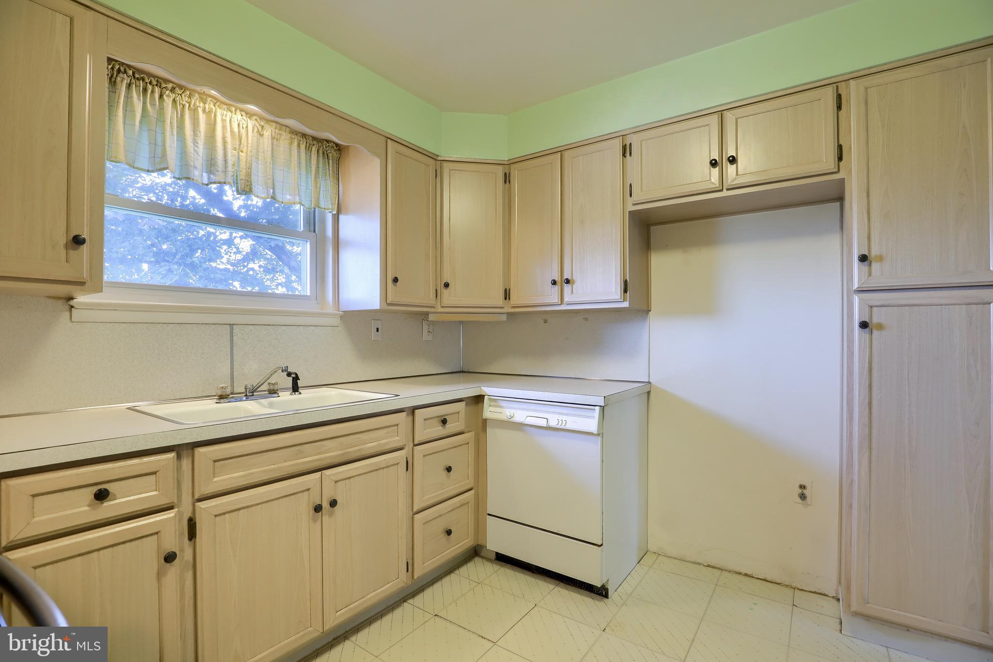 327 Edgehill Road York, PA 17403 - Photo 16 of 35