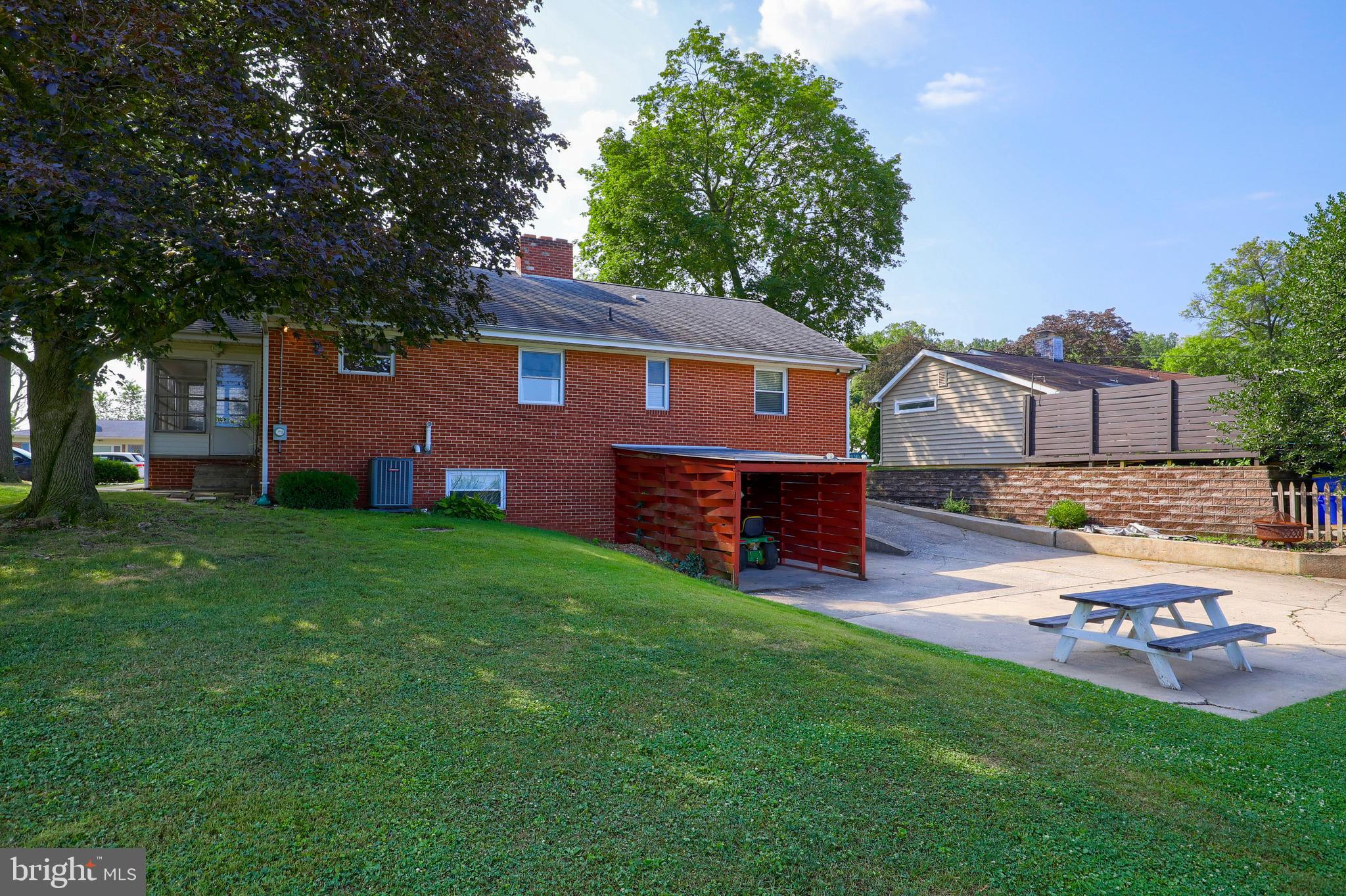 327 Edgehill Road York, PA 17403 - Photo 5 of 35