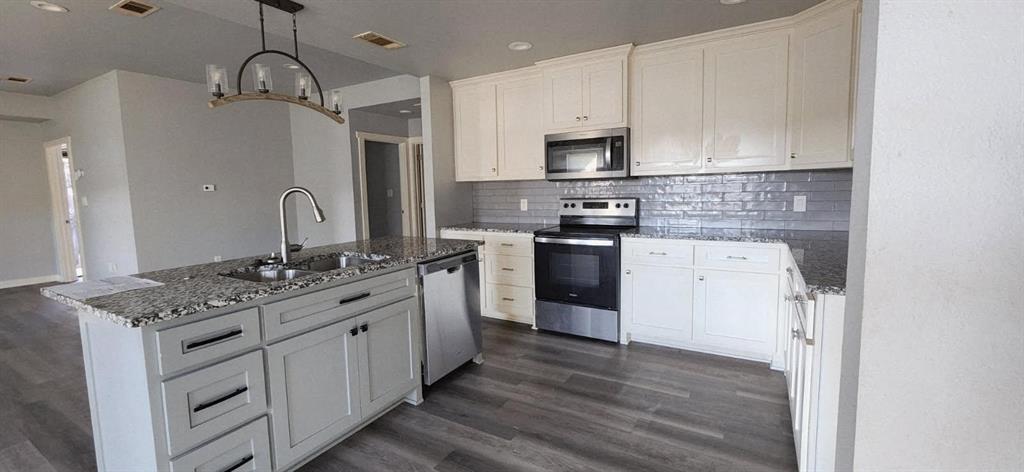 2235 North Pacific Street Mineola, TX 75773 - Photo 5 of 21 Lots of storage in a nice corner kitchen