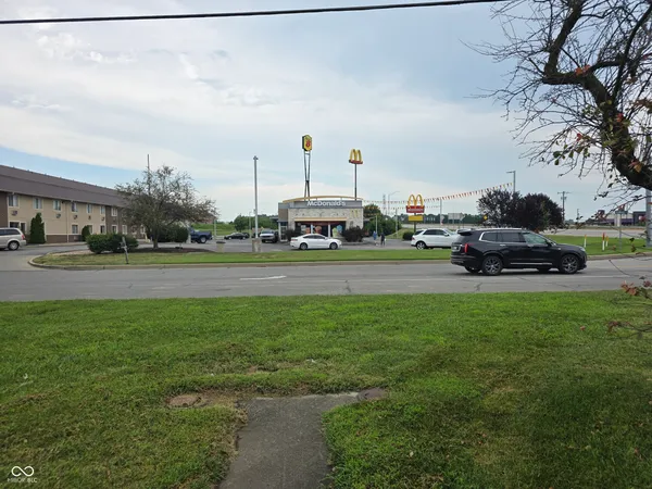 $900,000 | 13 West Rampart Road, Shelbyville, IN 46176