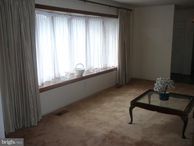 11109 Pool Road Cockeysville, MD 21030 - Photo 10 of 29 Family Room