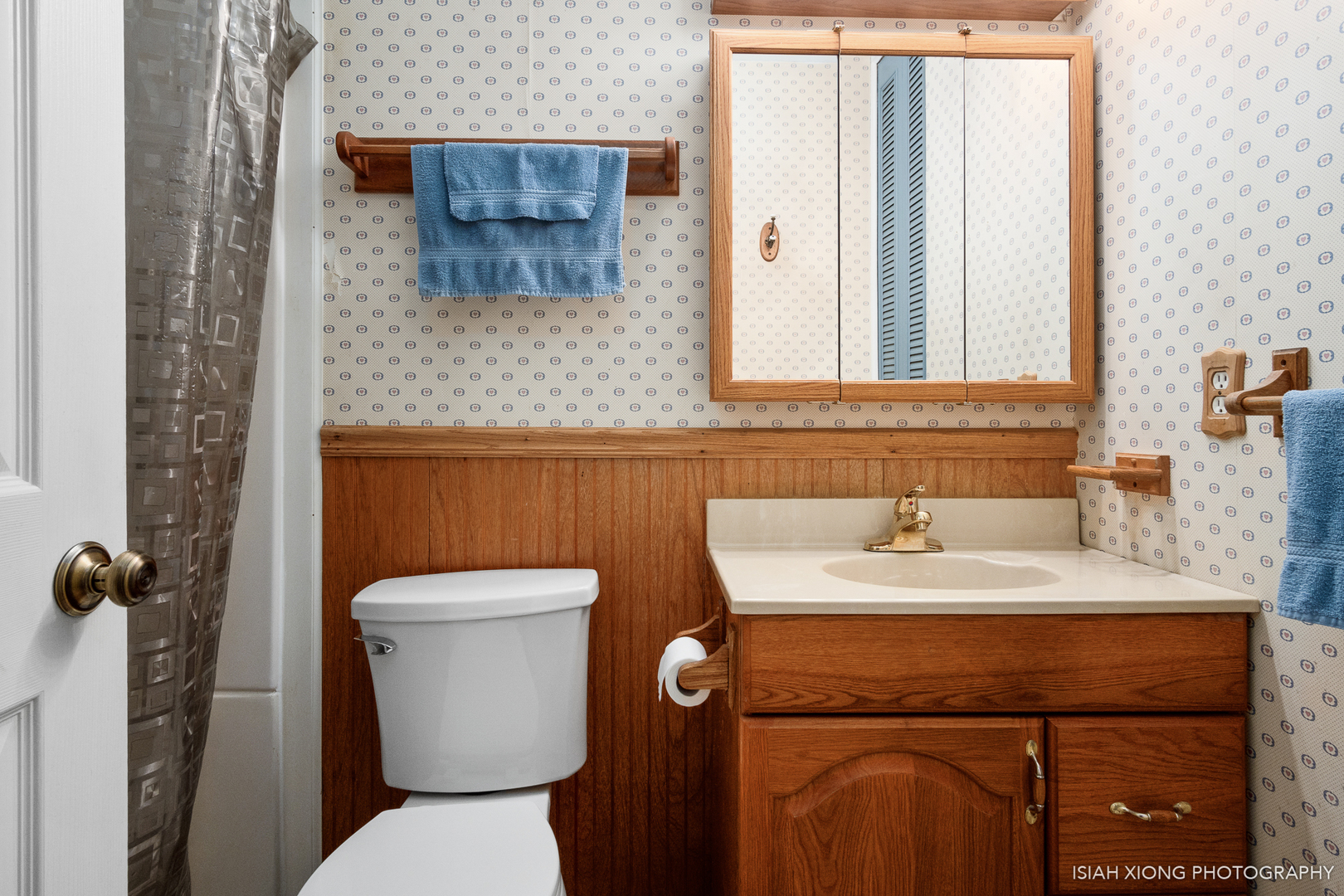 107 Long Beach Road Montgomery, IL 60538 - Photo 16 of 26 a bathroom with a toilet sink and mirror