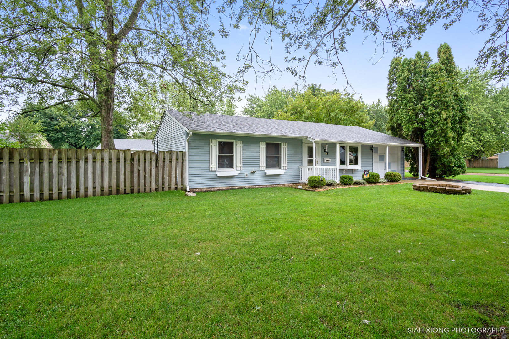 107 Long Beach Road Montgomery, IL 60538 - Photo 3 of 26 a front view of a house with a yard table and chairs
