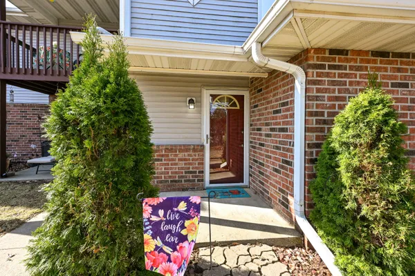 $259,000 | 200 West Aspen Court, Unit 8, Oak Creek, WI 53154