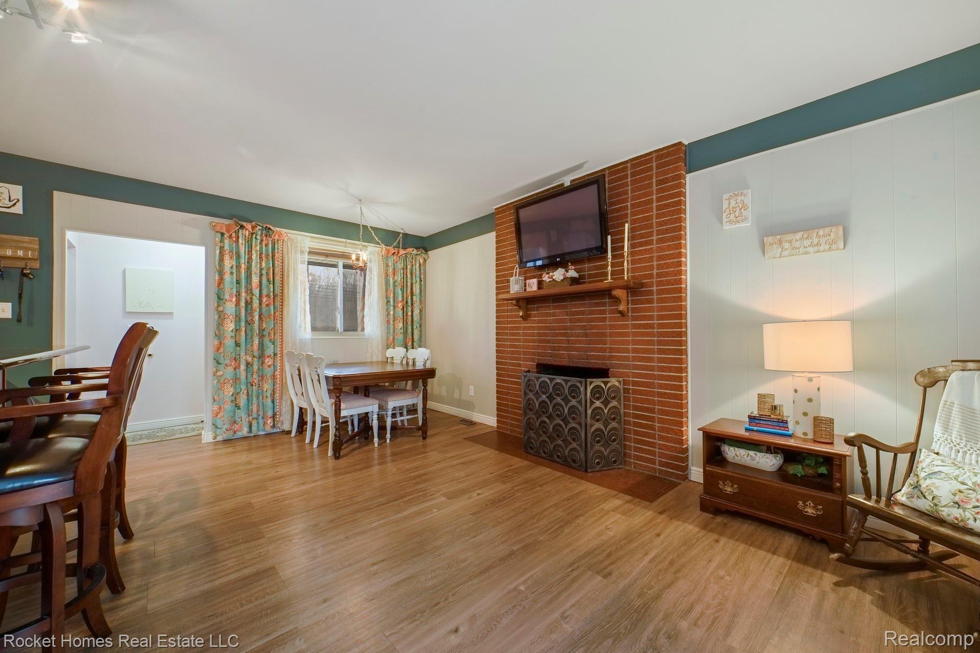 14523 Newburgh Road Livonia, MI 48154 - Photo 11 of 31 010-photo-family-room-8870847.jpg