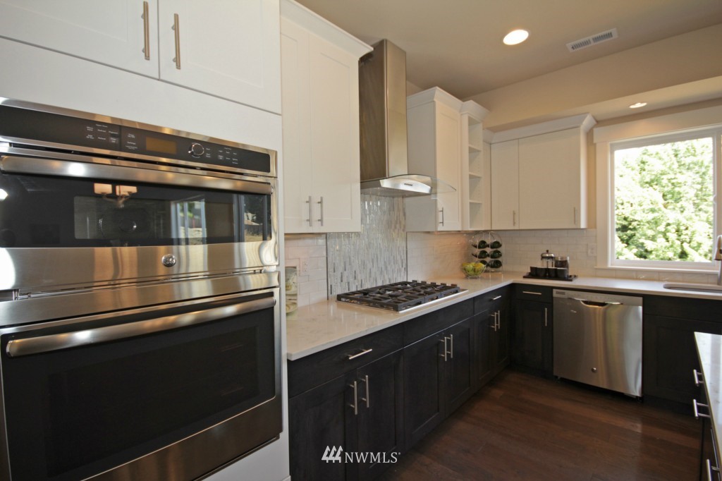 1904 Northeast 24th Street Renton, WA 98056 - Photo 6 of 25