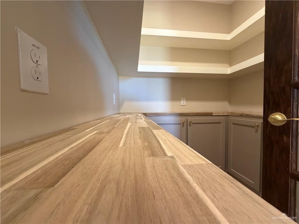 7817 North 40th Street McAllen, TX 78504 - Photo 14 of 22 a hallway with cabinets