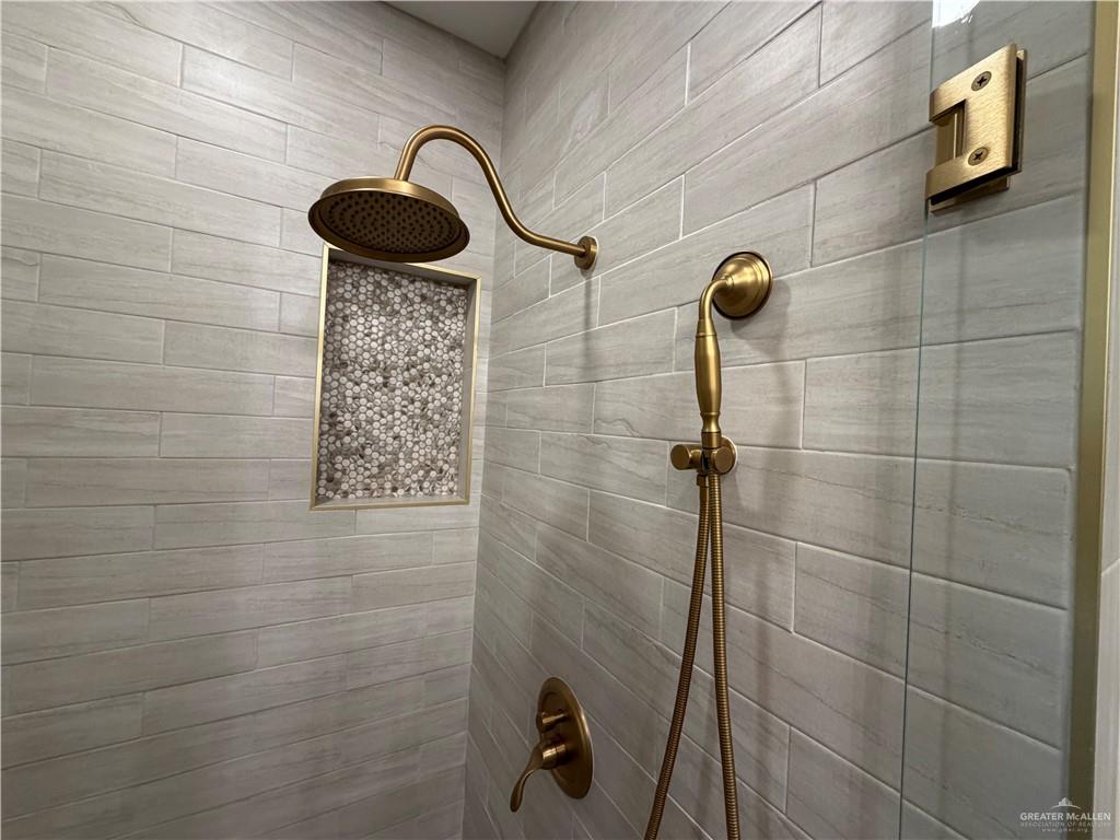 7817 North 40th Street McAllen, TX 78504 - Photo 9 of 22 a bathroom with a shower