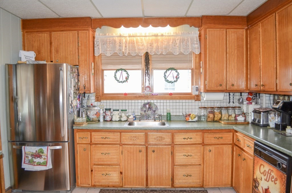 19 Carlton Street Springfield, MA 01108 - Photo 3 of 27 Gallery Image 3