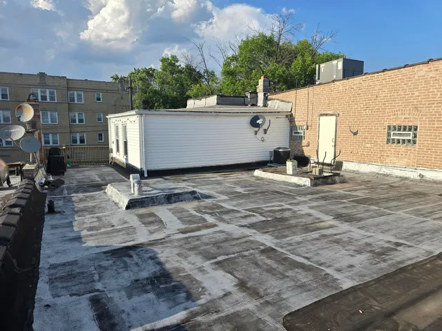 a view of a backyard