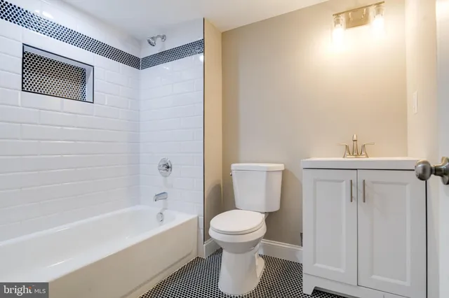 a view of a houses with yard and lake view